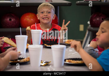 Un étudiant de l'Altus Air Force Base Youth Centre mange une pizza à la Galaxie Grill et voies, 5 avril 2018, sur l'Altus AFB, Okla. Le 97e Escadron de soutien de la Force de la jeunesse Centre est le soutien aux parents et aux élèves lors de la brusque fermeture d'écoles en prolongeant les heures de fonctionnement de ce centre afin que les enfants aient un endroit sûr et d'éducation de base pour les employés travaillent. (U.S. Photo de l'Armée de l'air par le sergent. Kenneth W. Norman) Banque D'Images