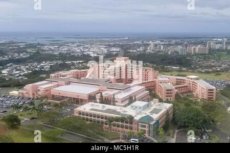 La multiple Army Medical Center est illustré à partir d'un hélicoptère où le brigadier. Le général Bertram Providence, les régies régionales de la Santé, commandant de l'Command-Pacific ont une expérience de première main de la Programme de Soutien La formation paramédicale, une réalisation conjointe de la Multiple Army Medical Center's Ministère de la santé l'éducation et de la formation et de la compagnie C 3-25 "DUSTOFF" de l'unité d'évacuation sanitaire Le 20 mars. Providence, un ancien médecin de l'antenne, a bénéficié d'une visite de plusieurs endroits autour de l'île d'Oahu où les équipages DUSTOFF Ramasser et transporter des patients. (Photo : Capt Anna-Maria Travis) Banque D'Images