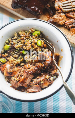 Superfood : couscous, lentilles et haricots de soja avec porc mijotés dans la sauce hoisin. Banque D'Images