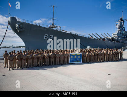180406-N-NU281-0146 PEARL HARBOR (06 avril 2018) Premier maître de poser pour une photo de groupe à la suite d'une célébration de couleurs matin lieu aboardthe Battleship Texas Memorial pour célébrer le 125e anniversaire du premier maître. Premier maître du monde entier prennent part à un certain nombre de fierté et patrimoine événements marquant le 125e anniversaire du premier maître. La Marine a créé le grade de premier maître de il y a 125 ans le 1 avril 1893. Le thème de cette année est "la force dans le Mess, forgée par la Croyance." (Photo de la Marine américaine, spécialiste des communications de masse 2e Clas Banque D'Images