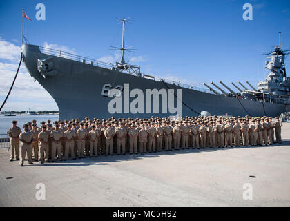 180406-N-NU281-0163 PEARL HARBOR (06 avril 2018) Premier maître de poser pour une photo de groupe à la suite d'une célébration de couleurs matin tenue à bord pour célébrer le 125e anniversaire du premier maître. Premier maître du monde entier prennent part à un certain nombre de fierté et patrimoine événements marquant le 125e anniversaire du premier maître. La Marine a créé le grade de premier maître de il y a 125 ans le 1 avril 1893. Le thème de cette année est "la force dans le Mess, forgée par la Croyance." (U.S Navy Photo de 2e classe, spécialiste des communications de masse de Justin R. Pacheco) Banque D'Images