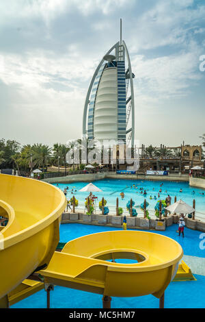 Le Burj Al Arab au Wild Wadi waterpark à Dubaï, Émirats arabes unis, au Moyen-Orient. Banque D'Images