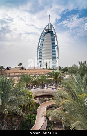 Le Burj Al Arab au Wild Wadi Water Park à Dubaï, Émirats arabes unis, au Moyen-Orient. Banque D'Images