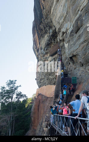 Les touristes dans les escaliers de la forteresse du Rocher de Sigiriya, la Province du Centre, au Sri Lanka, en Asie. Banque D'Images