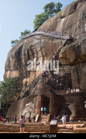 Les touristes dans les escaliers du Lion à la porte de la forteresse du Rocher de Sigiriya, la Province du Centre, au Sri Lanka, en Asie. Banque D'Images