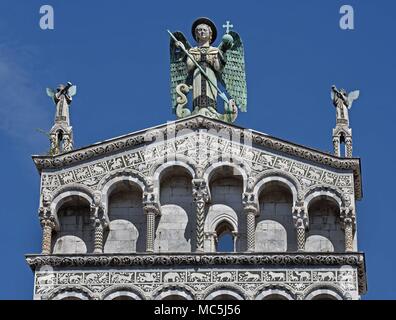 Près de la statue de St Michel du 13e siècle de la façade romane San Michele in Foro, Lucca, Toscane, Italie, Italie, italien. Banque D'Images