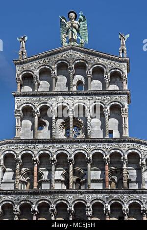 Près de la statue de St Michel du 13e siècle de la façade romane San Michele in Foro, Lucca, Toscane, Italie, Italie, italien. Banque D'Images