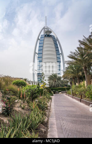 Le Burj Al Arab sur la plage de Jumeirah à Dubaï, Émirats arabes unis, au Moyen-Orient. Banque D'Images