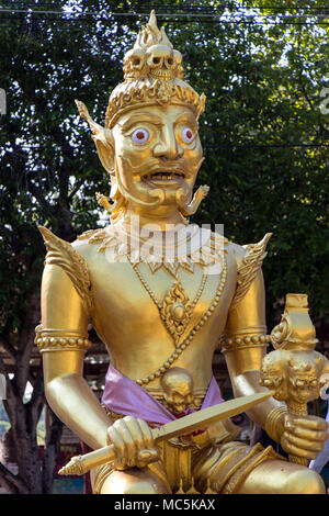 SUPHAN BURI, THAÏLANDE, Jan 01, 2018 roi est assis sur son trône d'or, avec un tas de crânes Banque D'Images