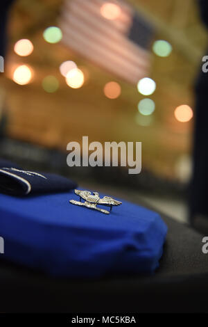Le Lieutenant-colonel de l'US Air Force le Colonel Gary Dodge pins reste au début de sa promotion imminente cérémonie tenue au North Carolina Air National Guard Base, Charlotte Douglas International Airport, 6 avril 2018. Le lieutenant-colonel Dodge sera assumer le commandement de la 145e groupe d'entretien que l'unité de transition dans la mission du flying Hercules C-130 à C-17 Globemaster III. (U.S. Photo de l'Armée de l'air par le sergent. Laura J. Montgomery) Banque D'Images