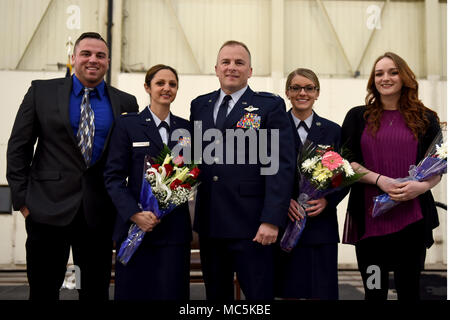 Le Lieutenant-colonel de l'US Air Force Gary Dodge pose avec sa famille après qu'ils lui pin au grade de colonel pendant sa promotion cérémonie tenue au North Carolina Air National Guard Base, Charlotte Douglas International Airport, 6 avril 2018. Le colonel Dodge sera assumer le commandement de la 145e groupe d'entretien que l'unité de transition dans la mission du flying Hercules C-130 à C-17 Globemaster III. (U.S. Photo de l'Armée de l'air par le sergent. Laura J. Montgomery) Banque D'Images