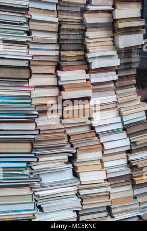 Livres derrière la vitre. Close-up. Banque D'Images