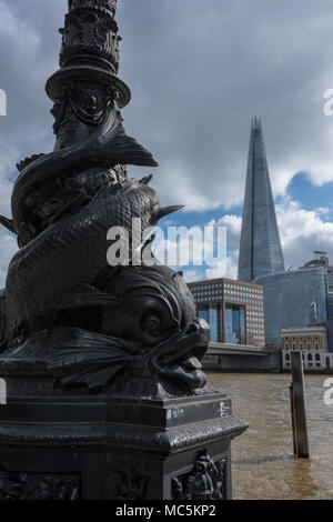 Un point de vue différent ou inhabituel ou vue de l'immeuble de bureaux d'échardes dans le centre de Londres, vu de l'autre côté de la Tamise avec un lampadaire. Banque D'Images