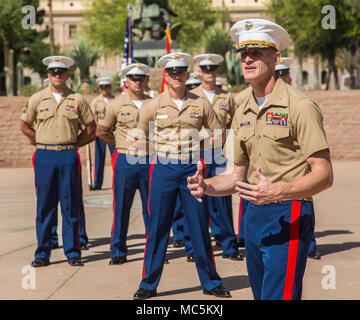 Le Major Scott. Un Stewart, commandant du poste Recrutement Phoenix, aborde le public au cours de la nomination et de secours RS Phoenix à Phoenix (Arizona), 6 avril 2018.Le Sgt. Le major Patrick S. McClellan relievd Le Sgt. Le major Amman E. Catalan comme sergent-major Phoenix RS. (U.S. Marine Corps photo par le Sgt. Alvin Pujols) Banque D'Images