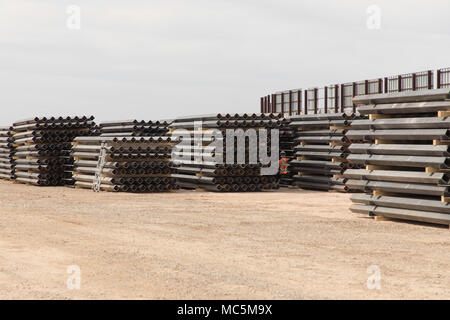 Le projet de remplacement du mur frontalier de Santa Teresa est un effort de remplacement de l'infrastructure frontalière supervisé par le Service des douanes et de la protection des frontières des États-Unis près du port d'entrée de Santa Teresa au Nouveau-Mexique. Le site comprenait des matériaux de construction étagés et un exemple de mur de borne à échelle réduite représentant la nouvelle conception de la barrière. L'image d'archivage documente les activités de préparation du projet. Banque D'Images