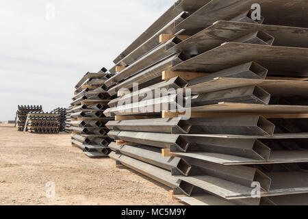 Le projet de remplacement du mur frontalier de Santa Teresa est un programme de construction des douanes et de la protection des frontières des États-Unis axé sur le remplacement des barrières frontalières près du port d'entrée de Santa Teresa au Nouveau-Mexique. Les équipes assemblaient les matériaux dans une aire de rassemblement dotée d'une section murale de style borne à petite échelle. L'image d'archivage enregistre les composants de l'infrastructure avant l'installation. Banque D'Images
