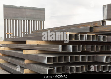 Le projet de remplacement du mur frontalier de Santa Teresa est une initiative de remplacement de l'infrastructure par les douanes et la protection des frontières des États-Unis près du port d'entrée de Santa Teresa au Nouveau-Mexique. La zone de rassemblement présentait des matériaux de construction et une conception de mur de style borne à échelle illustrant la nouvelle configuration de barrière. L'image d'archive documente la logistique et les matériaux du site. Banque D'Images