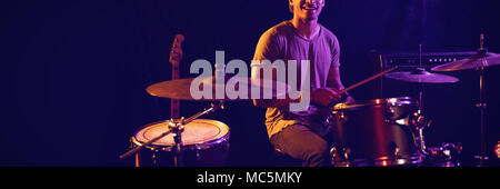 Portrait de drummer in nightclub Banque D'Images