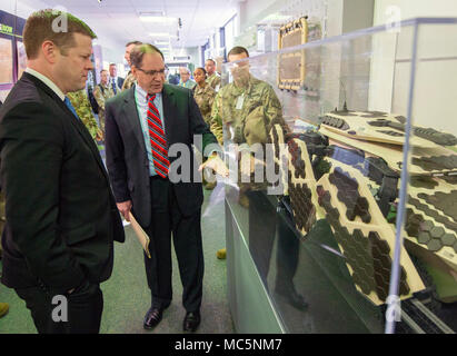 Le Dr Paul D. Rogers, centre, directeur de l'US Army Tank Automotive Research, Development and Engineering Center (TARDEC), sous-secrétaire de l'armée montre Ryan McCarthy D. une conception de véhicule de combat d'un soldat lors d'un atelier de l'innovation le 18 janvier visite de TARDEC. L'atelier réunit les compétences de conception industrielle d'étudiants de Detroit's College for Creative Studies et l'expérience de bataille de soldats afin d'élaborer des approches novatrices pour les projets de l'armée. (U.S. Photo de l'armée par Sean Kimmons, l'activité de média de la Défense - Armée de terre) Banque D'Images