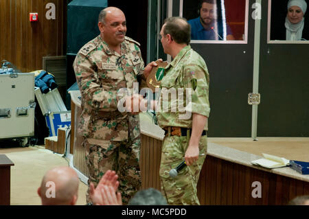 Centre de formation aux opérations de paix, la Jordanie - Jordanie Brig Forces armées. Gen. Dr. Yousef Alkhatib reçoit un cadeau de l'armée britannique, le Colonel Richard "Dickie" Tête, MC, directeur de cours pour le cours de planification de l'OTAN - la Jordanie, au cours d'une cérémonie marquant la fin du cours, près d'Amman, Jordanie, le 4 avril 2018. Les planificateurs de l'OTAN et d'autres officiers sont venus dans le pays pour aider les officiers Jordaniens apprennent le processus de planification de l'OTAN pour les opérations. (U.S. Photo de l'armée par le Sgt. David L. Nye, PAO USARCENT) Banque D'Images