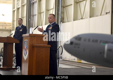 Le Lieutenant-colonel de l'US Air Force Gary Dodge offre grâce et introduit des invités spéciaux lors de sa promotion cérémonie tenue au North Carolina Air National Guard Base, Charlotte Douglas International Airport, 6 avril 2018. Le lieutenant-colonel Dodge sera assumer le commandement de la 145e groupe d'entretien que l'unité de transition dans la mission du flying Hercules C-130 à C-17 Globemaster III. (U.S. Photo de l'Armée de l'air par le sergent. Laura J. Montgomery) Banque D'Images