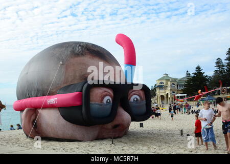 Des œuvres de Sculpture 2018 par la mer exposition annuelle. Cottesloe Beach. Perth. L'ouest de l'Australie Banque D'Images