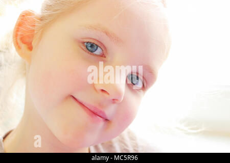 Portrait of a smiling little girl à la lumière du jour Banque D'Images