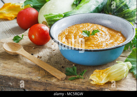 Caviar de squash avec la pâte de tomate et l'ail. Banque D'Images