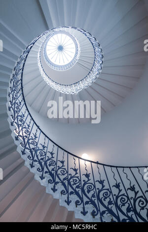 Le Tulip escaliers, par Inigo Jones, est une originalité de la Queen's House, Greenwich. Il a été le premier escalier autoportant en Grande-Bretagne Banque D'Images