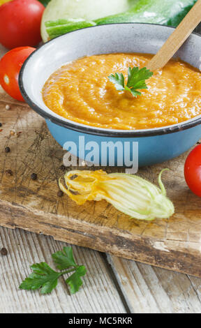 Caviar de squash avec la pâte de tomate et l'ail. Banque D'Images