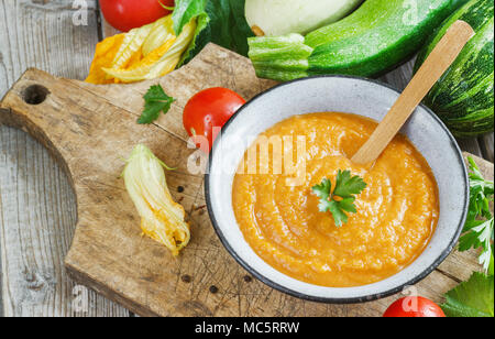 Caviar de squash avec la pâte de tomate et l'ail. Banque D'Images