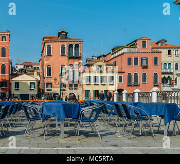 Venise, Italie - Mars 26th, 2018 : tables de restaurant sur le trottoir à Venise Banque D'Images