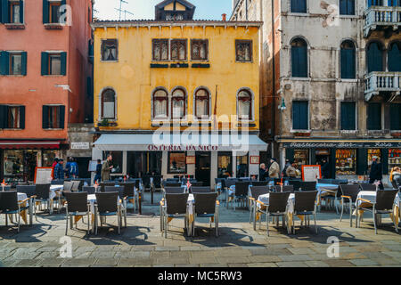 Venise, Italie - Mars 26th, 2018 : tables de restaurant sur le trottoir à Venise Banque D'Images