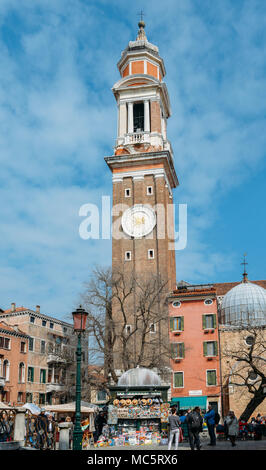 Venise, Italie - Mars 26th, 2018 : les touristes sur square Campo Santi Apostoli et vue sur tour de l'horloge de l'Église des saints apôtres du Christ Banque D'Images