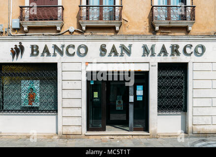 Venise, Italie - Mars 26th, 2018 : façade extérieure de banco San Marco Banque D'Images