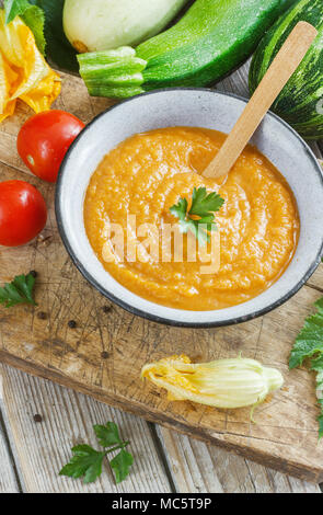 Caviar de squash avec la pâte de tomate et l'ail. Banque D'Images