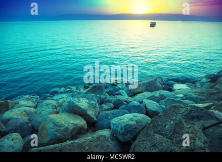 Le lever du soleil sur la mer. Rocky seashore le matin Banque D'Images