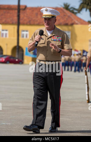 Le Brigadier-général William M. Jurney, général commandant du Corps des Marines, recruter Depot San Diego et de l'Ouest Région de recrutement, donne ses remarques à l'Administration centrale et Service Battalion et de secours post cérémonie à MCRD San Diego, le 30 mars. Au cours de la cérémonie, le Sgt. Le Leveta S. Smith a été relevée par le Sgt. Le major Dennis J. Downing comme sergent-major du bataillon. Banque D'Images