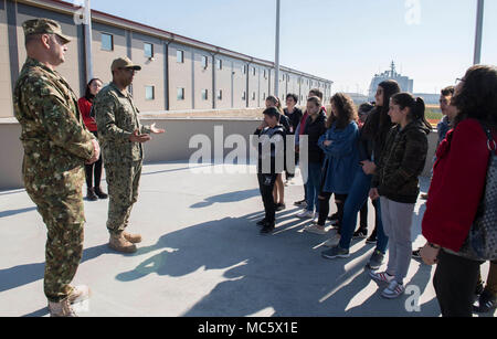 Roumanie (30 mars 2018) Capt Charlos, Washington center, commandant affecté à l'installation de soutien naval Deveselu, et le Colonel Razvan Bratulesu, commandant de la base pour la 99e base militaire de Deveselu, donner un tour de base pour les étudiants de l'école, un Deveselu école roumaine locale, au cours d'une des relations communautaires (COMREL) projet. NSF Deveselu AAMDS et Roumanie sont situés dans la base militaire roumaine 99e et jouer un rôle clé dans la défense antimissile balistique en Europe orientale. Banque D'Images