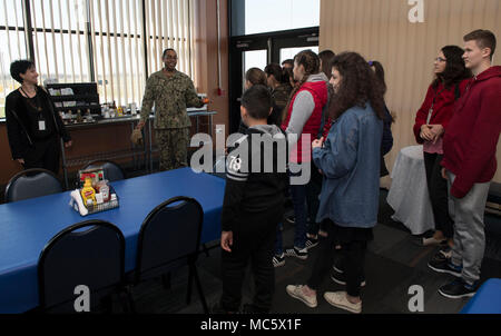 Roumanie (30 mars 2018) Capt Charlos Washington, commandant affecté à l'installation de soutien naval Deveselu, donne un tour de base pour les étudiants de l'école, un Deveselu école roumaine locale, au cours d'une des relations communautaires (COMREL) projet. NSF Deveselu AAMDS et Roumanie sont situés dans la base militaire roumaine 99e et jouer un rôle clé dans la défense antimissile balistique en Europe orientale. Banque D'Images