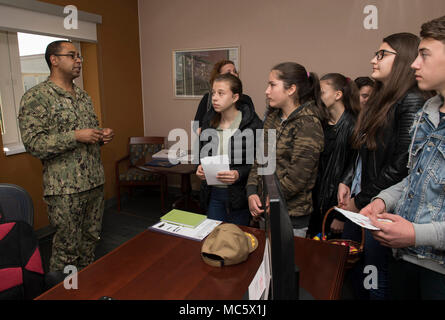 Roumanie (30 mars 2018) Capt Charlos Washington, commandant affecté à l'installation de soutien naval Deveselu, donne un tour de base pour les étudiants de l'école, un Deveselu école roumaine locale, au cours d'une des relations communautaires (COMREL) projet. NSF Deveselu AAMDS et Roumanie sont situés dans la base militaire roumaine 99e et jouer un rôle clé dans la défense antimissile balistique en Europe orientale. Banque D'Images