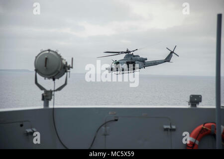 Océan Pacifique (31 mars 2018) Un hélicoptère UH-1Y Venom attaché à l'hélicoptère d'attaque léger Marine Marine de détachement de l'escadron 166 à rotors basculants moyen, les mouches par San Antonio-classe de transport amphibie USS dock Anchorage (LPD 23), au cours d'un escadron amphibie et 13e Marine Expeditionary Unit (MEU) intégration (PMINT) de l'exercice. PMINT est une évolution de la formation entre l'Essex et le 13e Groupe amphibie MEU, qui permet aux marins et soldats à s'entraîner comme une unité cohérente en vue de leur prochain déploiement. Banque D'Images