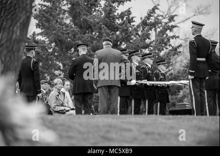 Kitti Einseln (centre gauche) est à l'écoute de remarques d'un aumônier de l'Armée américaine au cours de l'honneur des funérailles de son mari, le colonel de l'armée américaine et à l'Estonien Gen.Einseln, à l'article 34 de cimetière National d'Arlington, Arlington, Virginie, le 2 avril 2018. Né en Estonie, Einseln ont immigré aux États-Unis en 1949 et s'inscrit dans l'armée américaine en 1950 au déclenchement de la guerre de Corée. Il a servi avec les Forces spéciales dans la guerre du Vietnam et sa retraite comme colonel en 1985. En 1993, Einseln est retourné à l'Estonie à la demande de président estonien Lennart Meri d'être le premier commandant de l'Estonian Banque D'Images