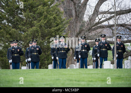 Les membres de l'armée américaine en charge de la garde d'honneur l'honneur funérailles de l'armée américaine le colonel et le général estonien Aleksander Einseln dans l'article 34 du Cimetière National d'Arlington, Arlington, Virginie, le 2 avril 2018. Né en Estonie, Einseln ont immigré aux États-Unis en 1949 et s'inscrit dans l'armée américaine en 1950 au déclenchement de la guerre de Corée. Il a servi avec les Forces spéciales dans la guerre du Vietnam et sa retraite comme colonel en 1985. En 1993, Einseln est retourné à l'Estonie à la demande de président estonien Lennart Meri d'être le premier commandant de la Forces de défense estoniennes, tenant ce poste un Banque D'Images