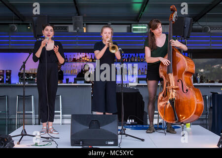 Le trio de musique suisse Die drei live au Blue Balls Festival de Lucerne, Suisse Banque D'Images