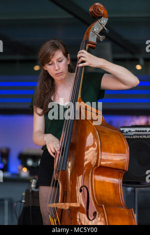 Le trio de musique suisse Die drei live au Blue Balls Festival de Lucerne, Suisse Banque D'Images