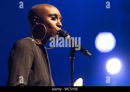 La chanteuse pop soul Britannique Laura Mvula live au Blue Balls Festival de Lucerne, Suisse Banque D'Images