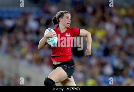 L'Angleterre Emily Scarratt races clair pour marquer un essai contre les Fidji dans le bassin de la femme ronde - Poule B match à la Robina stade au cours de la journée neuf 2018 Jeux du Commonwealth à la Gold Coast, Australie. Banque D'Images