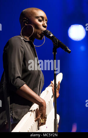 La chanteuse pop soul Britannique Laura Mvula live au Blue Balls Festival de Lucerne, Suisse Banque D'Images