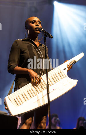 La chanteuse pop soul Britannique Laura Mvula live au Blue Balls Festival de Lucerne, Suisse Banque D'Images